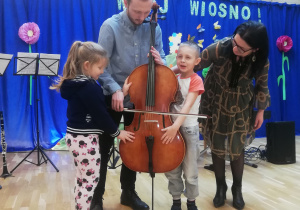 chłopiec z dziewczynką dotykają instrument